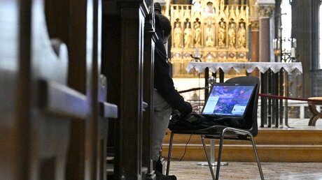  Ein Student der Universität Wien arbeitet in der Votivkirche an seinem Laptop / © Hans Punz/APA (dpa)