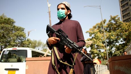 Ein Taliban-Kämpfer in Kabul in Afghanistan / © Saifurahman Safi/Xinhua (dpa)