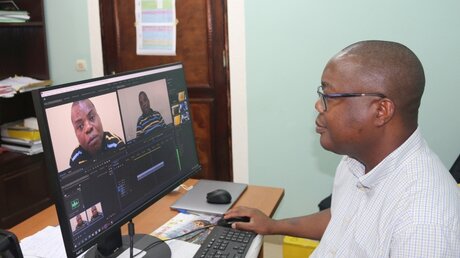 Eine AGIAMONDO-Fachkraft unterstützt mithilfe digitaler Kommunikation die Menschenrechtsarbeit in der Diözese Pointe-Noire im Kongo / © C. Adjassoho (privat)
