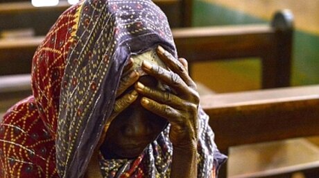 Eine alte Frau betet in einer Kirche im Südsudan / © Miguel Juarez Lugo (dpa)