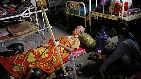 Eine Frau wird in einem Armeekrankenhaus behandelt / © Tatan Syuflana (dpa)