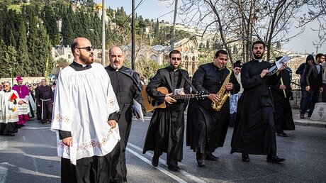 Eine Gruppe Priester singt und spielt auf Instrumenten / © Andrea Krogmann (KNA)