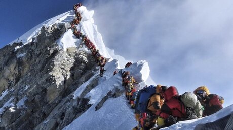 Eine lange Schlange von Bergsteigern steht am Mount Everest / © Nirmal Purja (dpa)