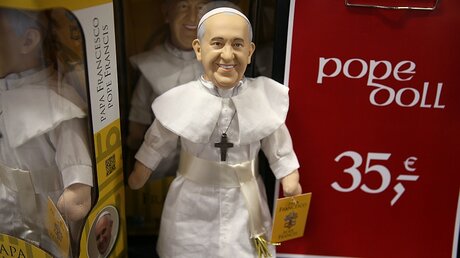 Eine Papstpuppe wird in einem Laden in Dublin zum Kauf angeboten / © Brian Lawless (dpa)