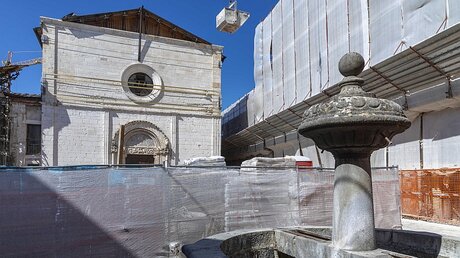 Eine zerstörte Kirche hinter einem Bauzaun / © Stefano dal Pozzolo (KNA)