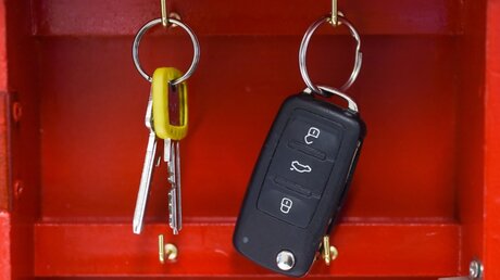 Einfach mal hängen lassen? Autoschlüssel am Schlüsselbrett / © Elisabeth Schomaker (KNA)