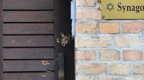 Einschusslöcher in der alten Tür der Hallenser Synagoge / © Hendrik Schmidt (dpa)