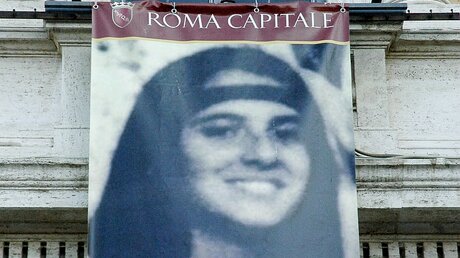 Plakat mit dem Bild der 1983 verschwundenen vatikanischen Staatsbürgerin Emanuela Orlandi aus dem Jahr 2012 / © Alexander Brüggemann (KNA)