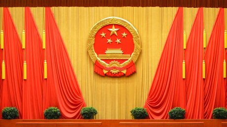 Emblem in der Großen Halle des Volkes in Peking, China / © Mirko Kuzmanovic (shutterstock)