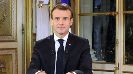 Emmanuel Macron bei seiner Fernsehansprache / © Ludovic Marin (dpa)