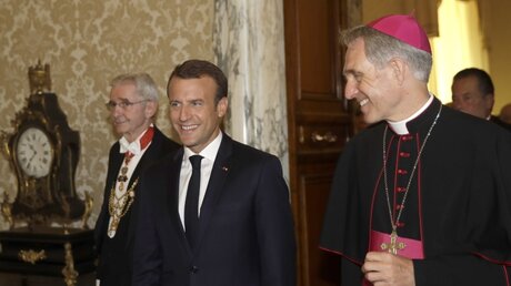 Emmanuel Macron (M), Präsident von Frankreich, erscheint in Begleitung von Erzbischof Georg Gänswein  / © Alessandra Tarantino (dpa)