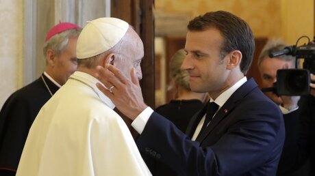 Emmanuel Macron (r), Präsident von Frankreich, verabschiedet sich von Papst Franziskus (l) am Ende seiner Privataudienz / © Alessandra Tarantino (dpa)