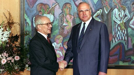 Erich Honecker wird 1987 von Bundeskanzler Helmut Kohl im Foyer des Kanzleramtes begrüßt / © N.N. (dpa)