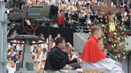 Erste Erfahrungen mit einer Fernseh-Live-Übertragung beim Eucharistischen Kongress. / © Beatrice Tomasetti (DR)