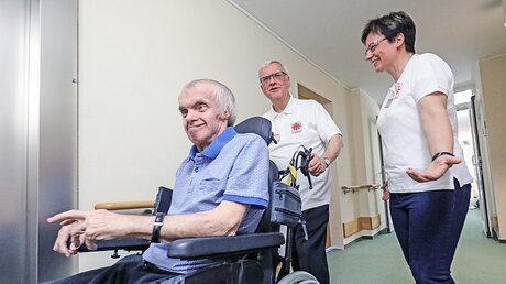 Erzbischof Koch macht ein Pflegepraktikum in einem Seniorenzentrum / © Markus Nowak (KNA)