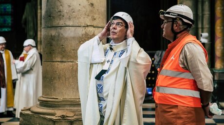 Erzbischof Michel Aupetit (m.) auf dem Weg zur ersten Messe in der Kathedrale Notre-Dame nach dem Brand / © Guillaume Poli (KNA)