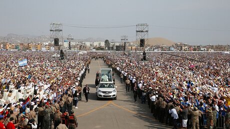 Fahrt durch die Menschenmenge in Lima  / © Paul Haring (KNA)