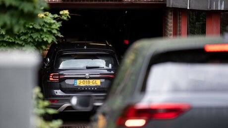 Fahrzeug mit niederländischem Kennzeichen fährt in die Tiefgarage des Maternushauses / © Marius Becker (dpa)