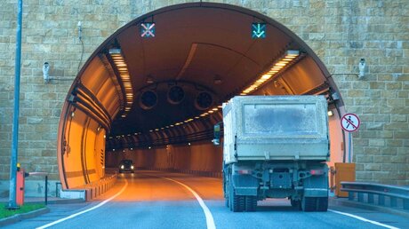 Fahrzeuge in einem Tunnel / © Fortton (shutterstock)