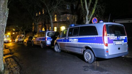 Fahrzeuge von Polizei und Rettungsdienst stehen vor dem Pfarramt der St. Nikolai-Kirchgemeinde / © Niko Mutschmann (dpa)