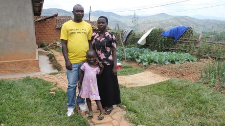 Ruandische Völkermord-Überlebende Drusilla mit ihrem Ehemann Innocent und Tochter Carine in Kibuye in Ruanda am 2. Juni 2017. Drusilla verlor bei dem Völkermord 1994 einen Teil ihrer Familie und überlebte selbst nur knapp.  / © Markus Harmann (KNA)