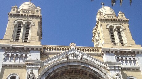 Fassade der Kathedrale Heiliger Vinzenz von Paul in Tunis / © Alexander Brüggemann (KNA)