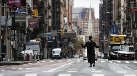 Fast menschenleerer Broadway in New York / © John Minchillo (dpa)