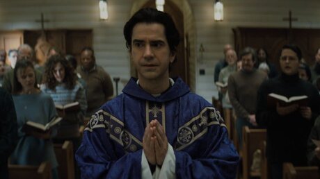 Father Paul aus der Serie "Midnight Mass" / © Episodenbild (Netflix)