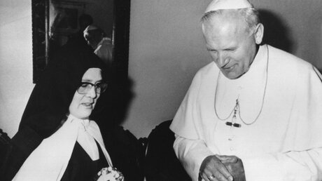 Gespräch zwischen der Seherin Lucia Santos und Papst Johannes Paul II am 13. Mai 1982. / © Ernst Herb (KNA)