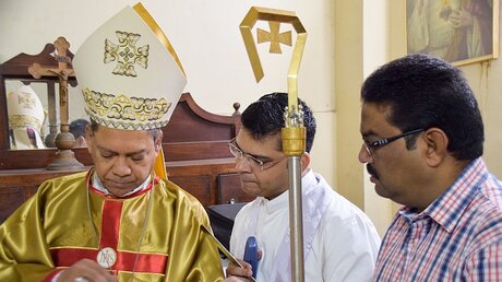 Felix Machado, Erzbischof im Bistum Vasai, Westindien (l.), vor einem Gottesdienst in Vasai am 20. November 2016.  / © Christoph Arens (KNA)