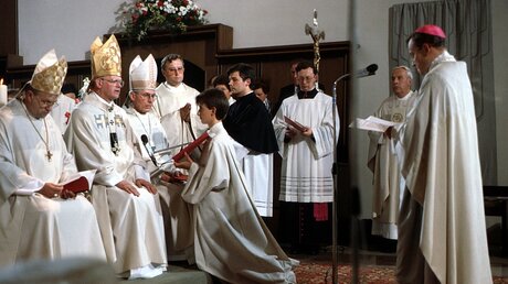 Festgottesdienst mit Bischofsweihe und Amtseinführung von Walter Kasper (r.) im Rottenburger Dom am 17. Juni 1989 / © Ernst Herb (KNA)