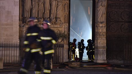 Feuerwehrleute stehen vor Kathedrale Notre-Dame / © Julien Mattia/Le Pictorium Agency via ZUMA (dpa)