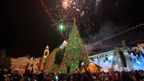 Rückblick: Feuerwerk über dem Weihnachtsbaum vor der Geburtskirche in Bethlehem / © Andy Meyers (epd)