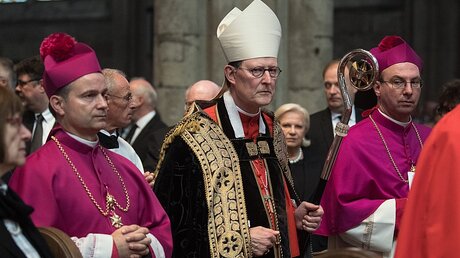 Kardinal Rainer Maria Woelki leitet den Gottesdienst zu Ehren des verstorbenen Kardinals Joachim Meisner / © Federico Gambarini (dpa)