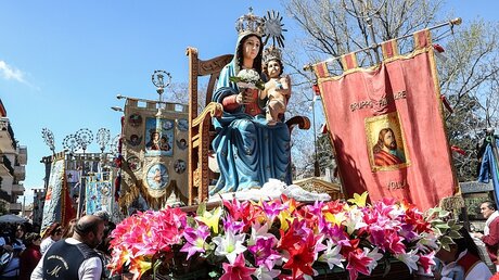 Figur der Muttergottes mit Jesuskind in einer Prozession zur Madonna dell'Arco / © Adelaide Di Nunzio (KNA)