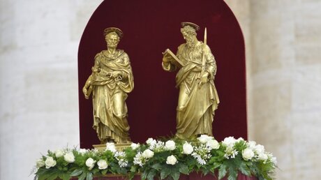 Figuren der Apostel Petrus (l.) und Paulus (r.) im Vatikan / © Paolo Galosi (KNA)