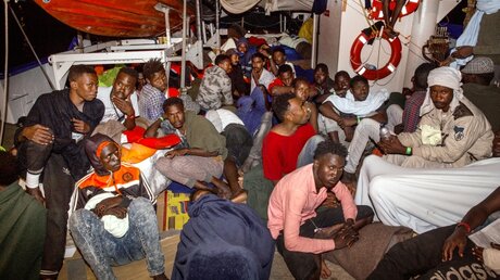 Flüchtlinge auf dem Rettungsschiff "Lifeline" / © Felix Weiss (dpa)