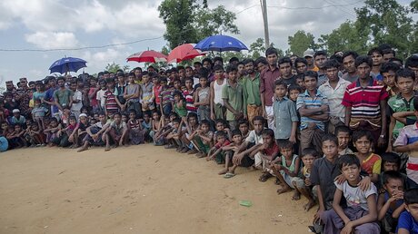 Warteschlange in einem Rohingya-Flüchtlingscamp / © Dar Yasin (dpa)
