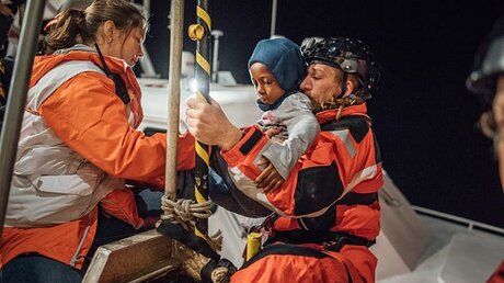 Auch Kinder sind immer wieder unter den Geretteten.  / © Kevin McElvaney (SOS Mediterranee)