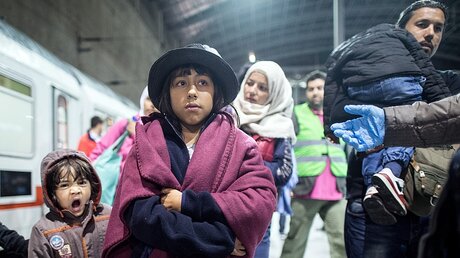 Flüchtlinge am Flughafen KölnBonn / © Federico Gambarini (dpa)