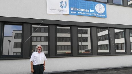 Schulleiter Michael Bock vor dem Albert-Einstein-Gymnasium / © Pia Steckelbach (DR)