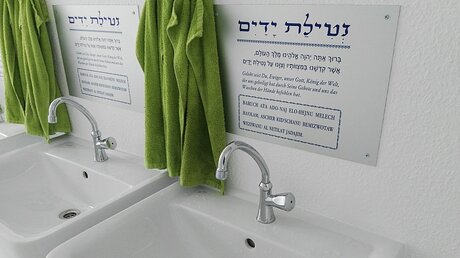 Vor dem Essen waschen sich die Schüler nach dem jüdischen Gebot die Hände / © Pia Steckelbach (DR)