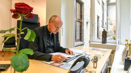 Franz-Josef Overbeck, Bischof von Essen, arbeitet am Schreibtisch in seinem Büro im Bischofshaus in Essen / © Harald Oppitz (KNA)