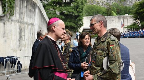 Militärbischof Franz-Josef Overbeck im Gespräch mit Militärdekan Weber / ©  Dana Kim Hansen (KNA)