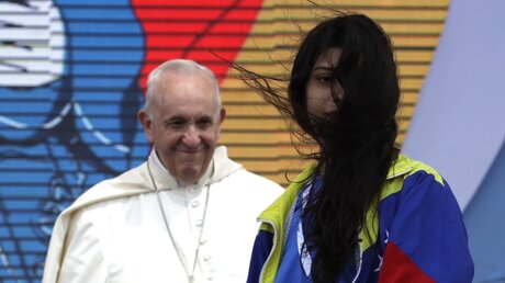 Franziskus während der Willkommenszeremonie mit einem Mädchen aus Venezuela / © Alessandra Tarantino (dpa)