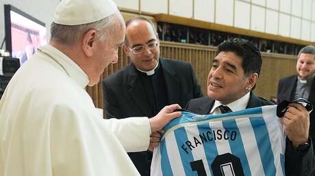 Fußballer Diego Maradona 2014 zu Besuch bei Papst Franziskus  / © Osservatore Romano (KNA)