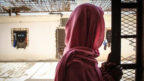 Frau in einem libyschen Auffanglager für Flüchtlinge / © Sara Creta/MSF (dpa)