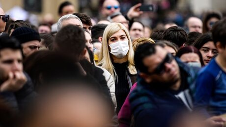 Frau mit Atemschutzmaske / © Cristian Gennari (KNA)