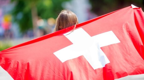 Frau mit einer Schweizer Fahne / © Marian Weyo (shutterstock)