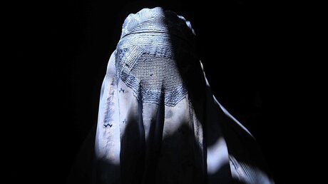 Frau in Burka / © Jalil Rezayee (dpa)
